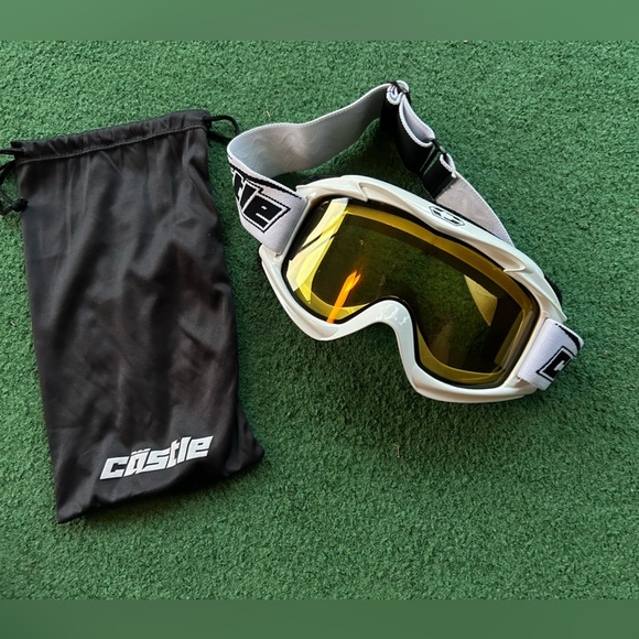 Snow goggles. Castle brand with adjustable strap and drawstring carrying case. - Picture 1 of 10